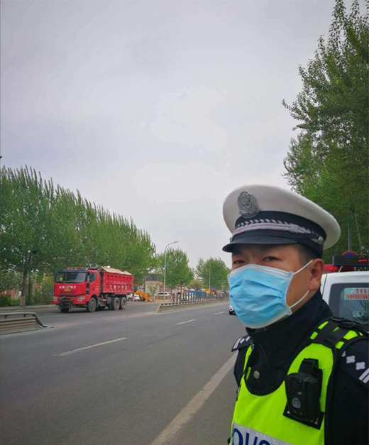 光明照亮生活，路燈照亮前方的道路