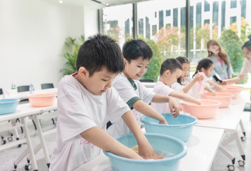 阿道夫現(xiàn)身“教學(xué)”，與10后探索洗護科技力量