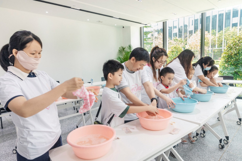阿道夫現(xiàn)身“教學(xué)”，與10后探索洗護科技力量
